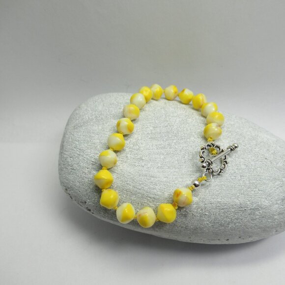 Uranium glass bead bracelet - Picture 9 of 13